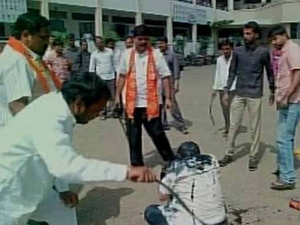 தகவல் அறியும் உரிமை சட்ட ஆர்வலர் மீது கருப்பு மை பூசிய சிவசேனா தொண்டர்கள்!