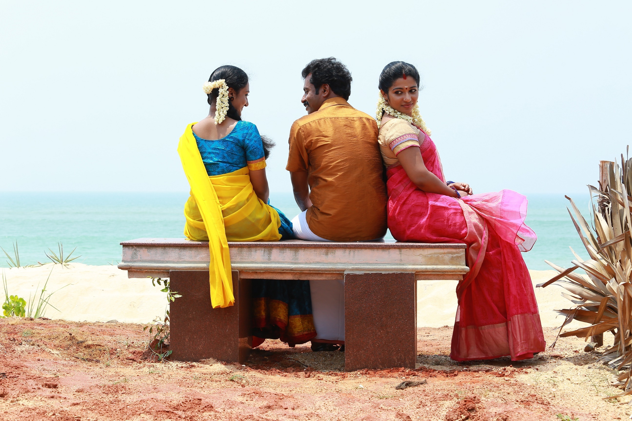 ‘அலையில் சிக்கிய நாயகி’ அலறியடித்த படக்குழுவினர்!  – ‘இரண்டு மனம் வேண்டும்’ –  ஆல்பம்