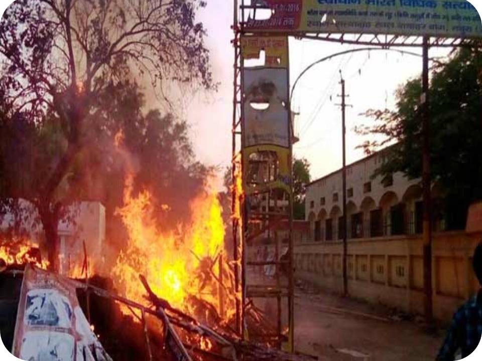 கலவர பூமியான மதுராவில் போலீஸ் ஆபீசர்கள் உள்பட 24 பேர் பலி