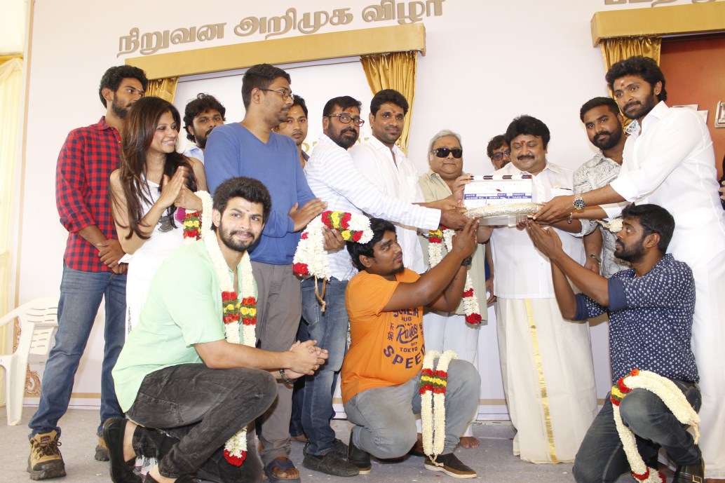 விக்ரம் பிரபுவின் புது படத் தயாரிப்பில்  உருவாகும் ‘நெருப்பு டா’ பூஜை ஸ்டில்ஸ்