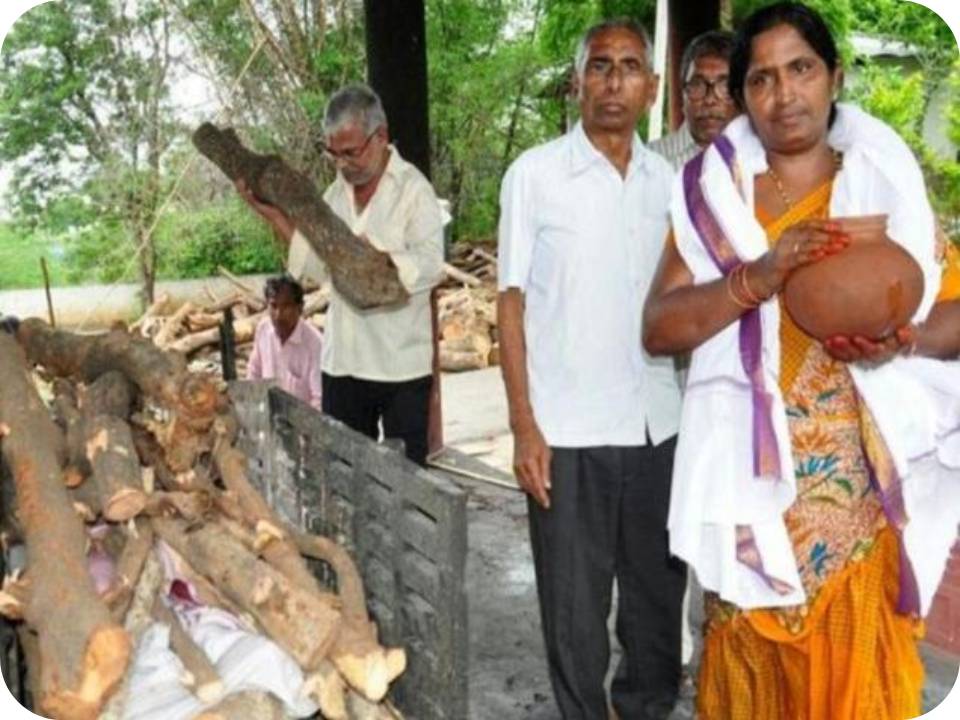 மதங்களைக் கடந்த முஸ்லிம் பெண்ணின் மனிதாபிமானம்!