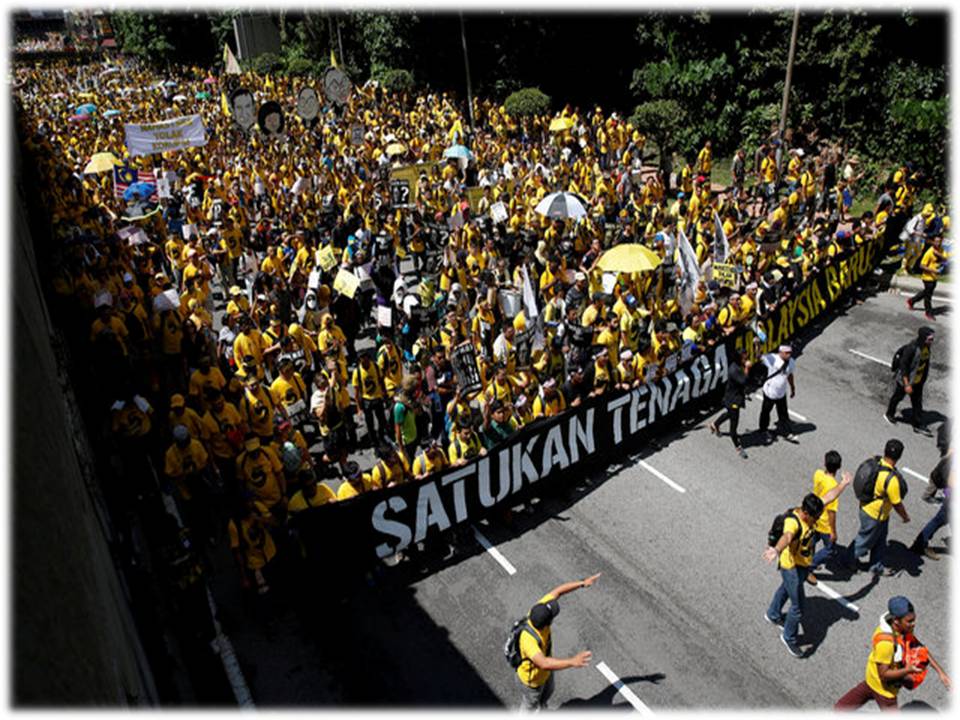 மலேசிய பிரதமர் பதவி விலகக்கோரி கோலாலம்பூரில் மாபெரும் பேரணி!