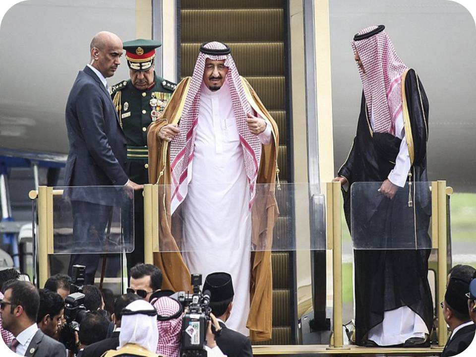 சவுதி மன்னர் விமானத்தில் இருந்து இறங்க தங்க எஸ்கலேட்டர்! வீடியோ