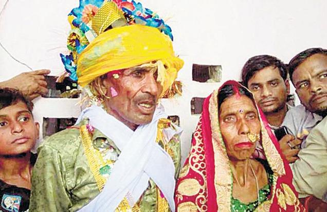 33 ஆண்டு சேர்ந்து வாழ்ந்த ஜோடிக்கு மகள்கள் முன்னிலையில் திருமணம்﻿: – உ.பியில் உற்சாகம்!