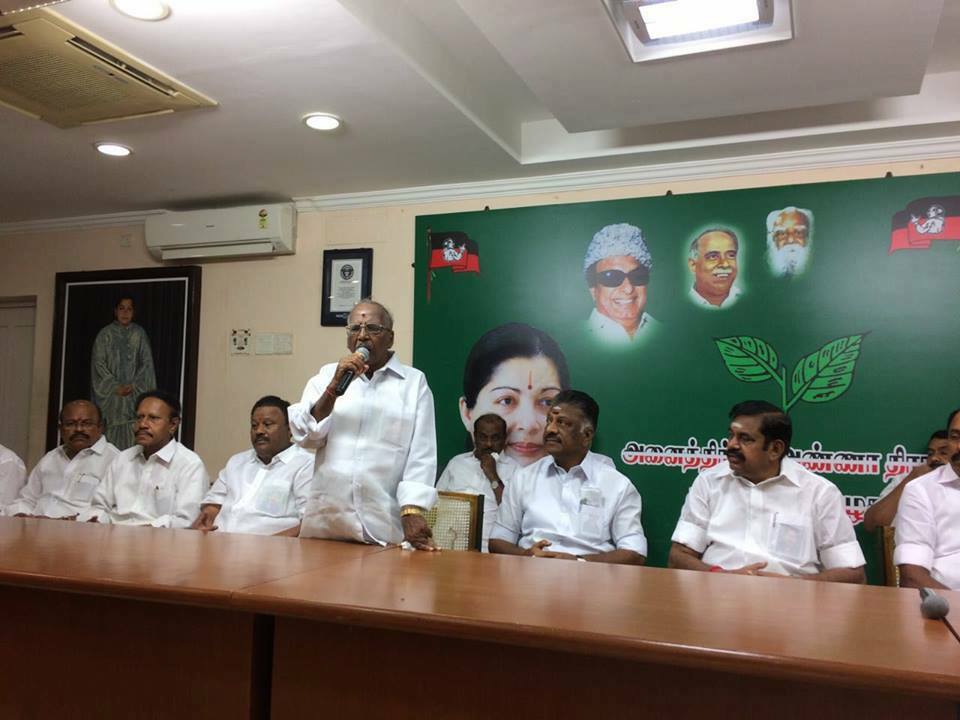 அதிமுக-விலிருந்து  சசிகலா & தினகரனை நீக்க எடப்படி + பன்னீர் டீம் தயார்!