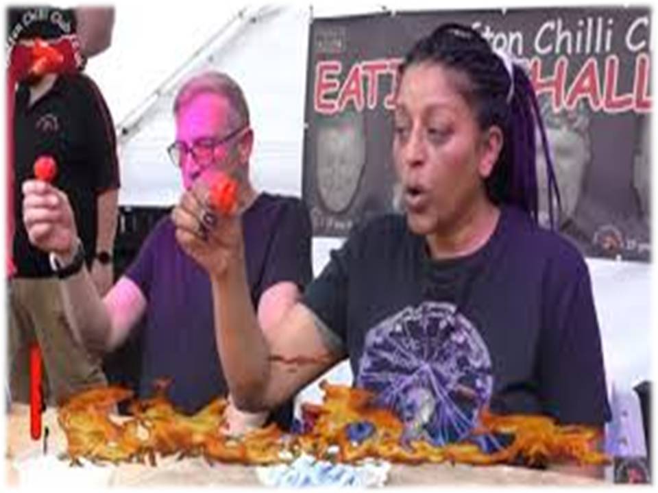 படு காரமான மிளகாயை சாப்பிட்டு பிரைஸ் வாங்கும் பெண்மணி! – வீடியோ