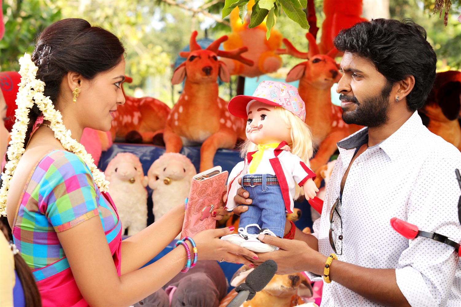 விக்ரம் பிரபு-வுடன்  நிக்கி கல்ராணியும் பிந்துமாதவியும் இணையும் ‘பக்கா’ மூவி ஆல்பம்!