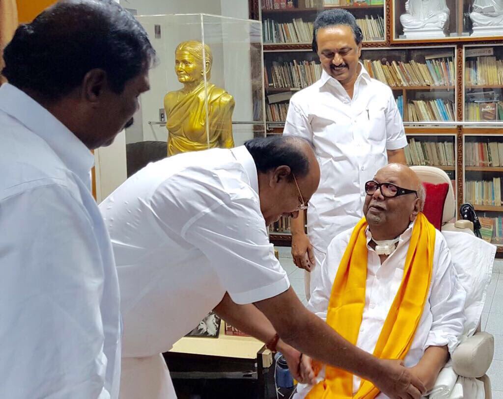 கலைஞர் கருணாநிதியை  பாமக நிறுவனர் ராமதாஸ் நேரில் சந்தித்து நலம் விசாரித்தார்!