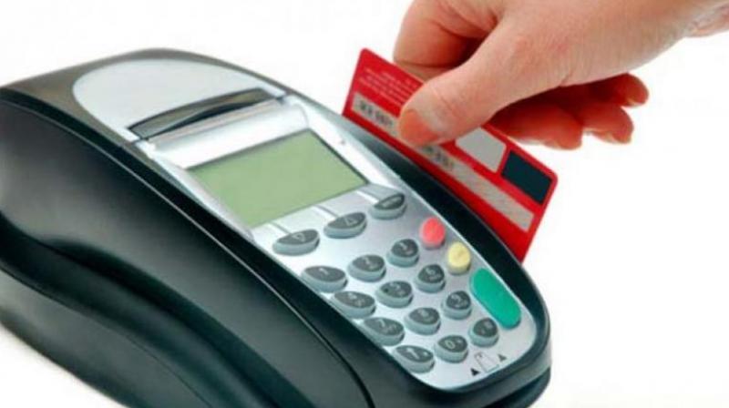 டெபிட், கிரெடிட் கார்டுகளுக்கு வசூலிக்கப்படும் கட்டணங்கள் குறைகிறது!