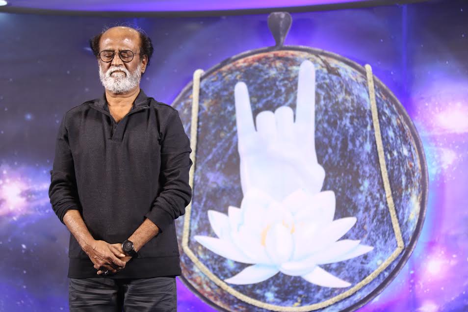 மனைவி குழந்தைகள் முக்கியம்! – ரசிகர்களுக்கு ரஜினி அட்வைஸ்!