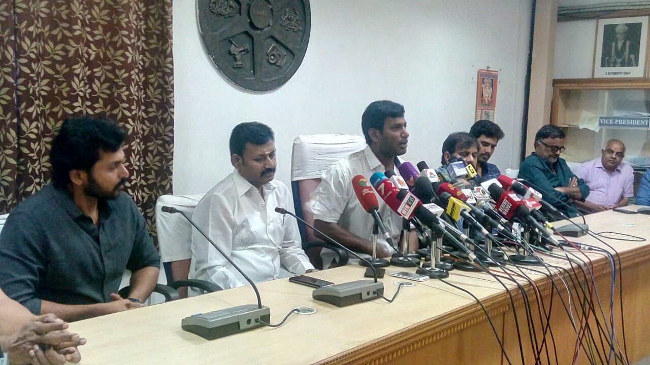 தமிழ் சினிமாவைத் தனியாருக்குத் தாரைவார்க்க முடியாது! – விஷால் திட்டவட்டம்!