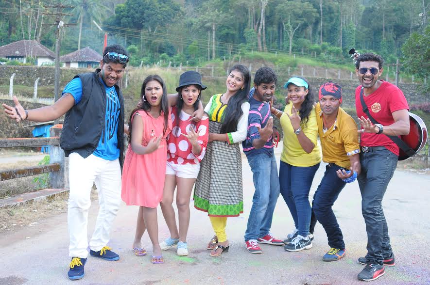 தீமைக்கும் நன்மைக்கும்  இடையில் நடக்கும் மோதல்தான் -சந்தோஷத்தில் கலவரம்’