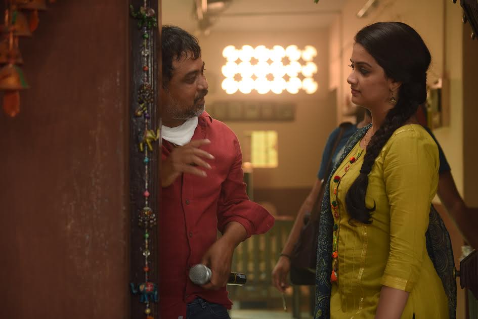 சண்டக்கோழி 2  படக் குழுவுக்கு கோல்ட் காயின் பரிசளித்த கீர்த்தி சுரேஷ்!