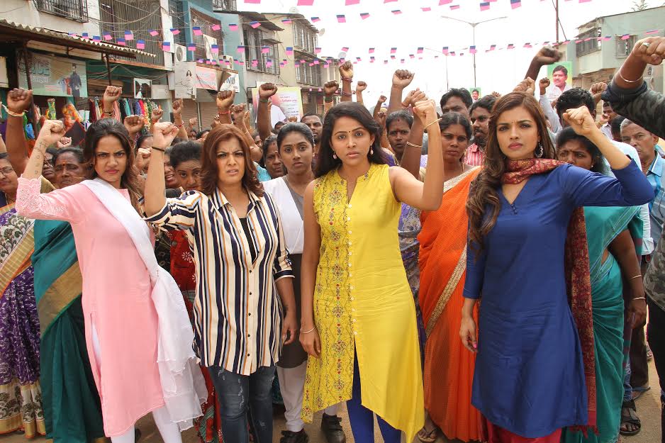 நான்கு கதாநாயகிகளுடன் மொட்டை ராஜேந்திரன் இணைந்து முதலையுடன் மோதல்!