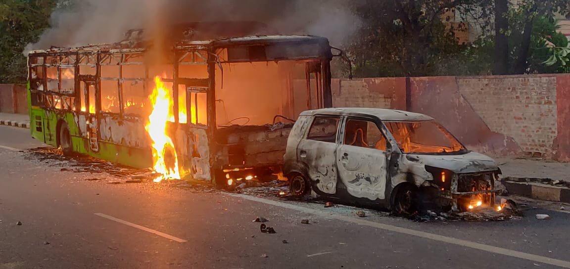 குடியுரிமை திருத்தச் சட்டம் – போராட்ட பாதை வன்முறைக்கு மாறியது!