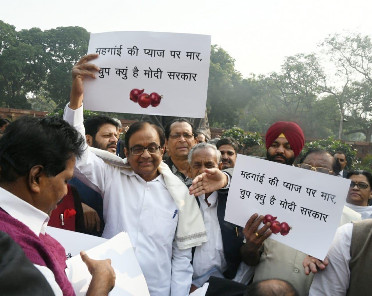 ப, சிதம்பரம் ஜாமீன் நிபந்தனையை முதல் நாளே மீறிட்டார் – ஜவடேகர் குற்றச்சாட்டு!
