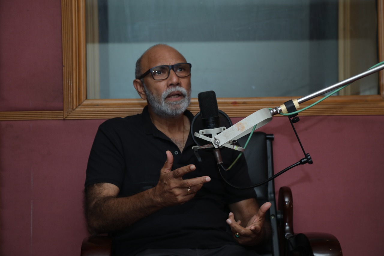 நான் ஸ்டாப்பாக 12 மணி நேரம் டப்பிங் பேசி அசத்திய சத்யராஜ்!