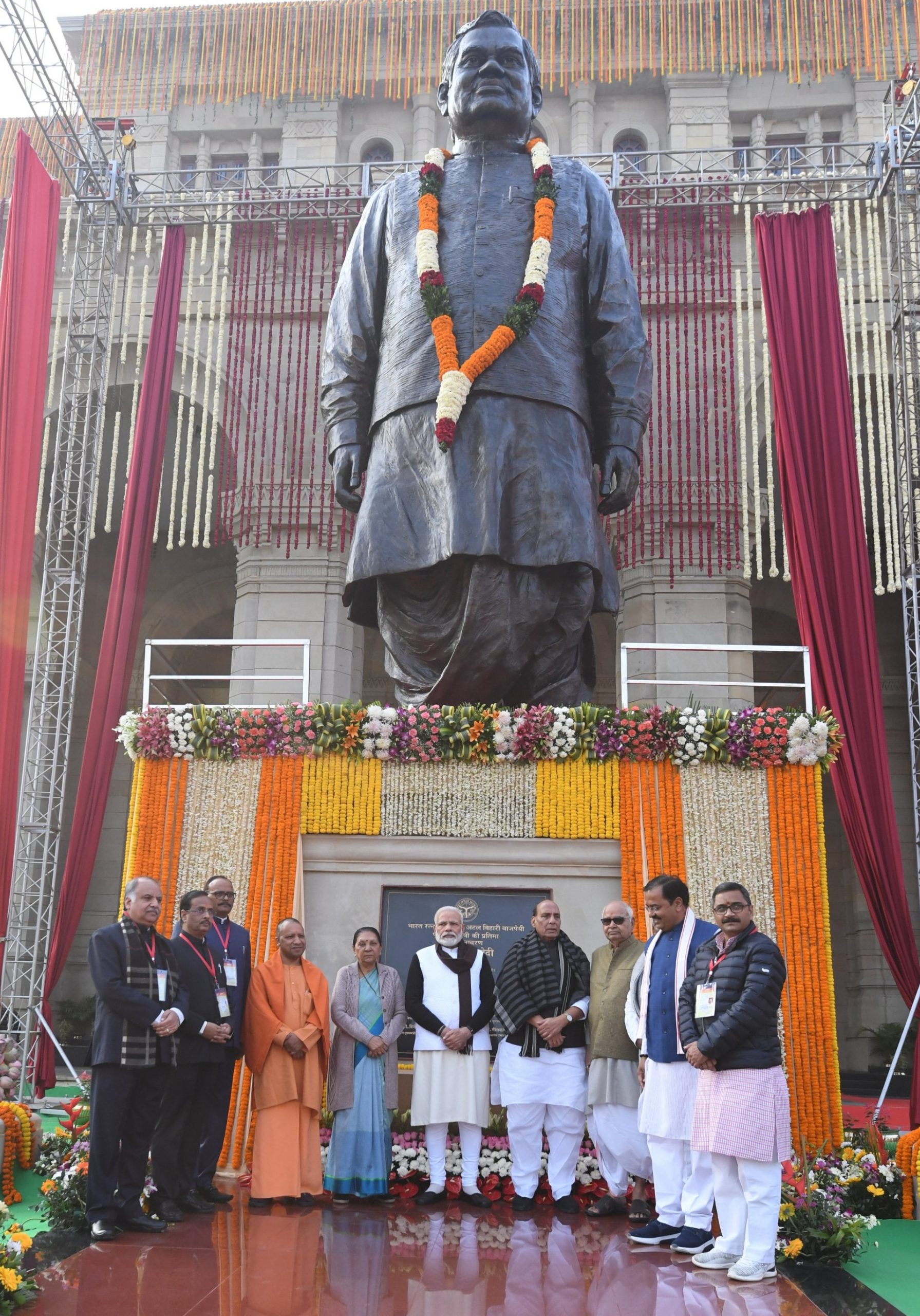 குடி பெயர்ந்து வந்தவர்களுக்கும் குடியுரிமை: – வாஜ்பாய் சிலை திறப்பு விழாவில் மோடி!