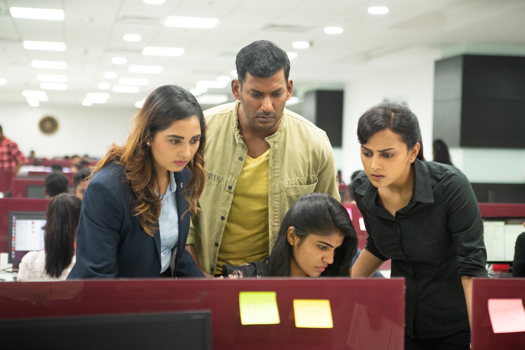 விஷால் நடிப்பில் ஆன்லைன் மோசடிகளை அம்பலப்படுத்த வரும் ‘சக்ரா’!