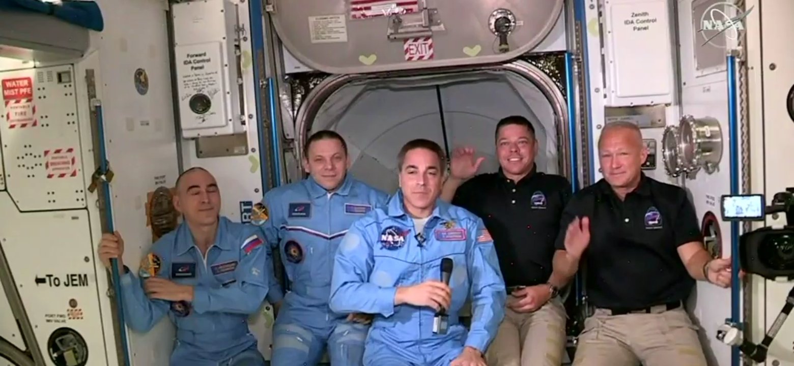 ஸ்பேஸ் எக்ஸ் தயாரித்த ராக்கெட் நாசா வீரர்களுடன் வெற்றிகரமாக விண்ணில் பாய்ந்தது.