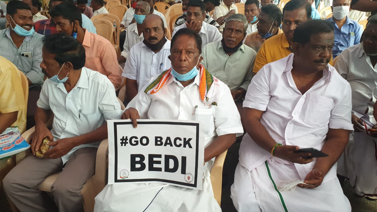 புதுச்சேரி: கவர்னருக்கு எதிரான போராட்டம் ஒத்திவைப்பு: நாராயணசாமி அறிவிப்பு!