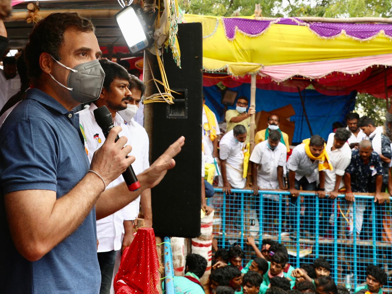 அவனியாபுரம் ஜல்லிக்கட்டு: ராகுல் காந்தி, உதயநிதி பார்வையிட்டனர் – வீடியோ!