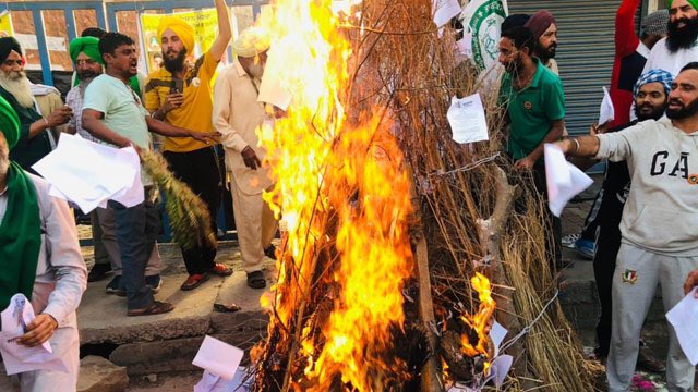 வேளாண் சட்ட நகல்களை தீயிட்டு எரித்து ஹோலி கொண்டாடிய விவசாயிகள்!