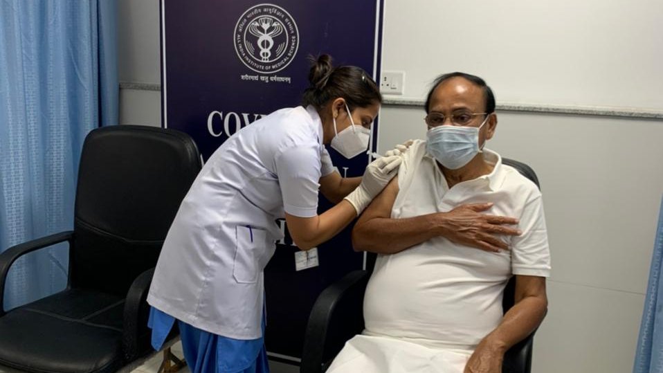 துணை ஜனாதிபதி வெங்கையா நாயுடு தடுப்பூசியின் 2-வது டோஸை செலுத்தி கொண்டார்!