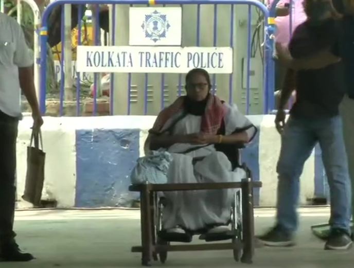 தேர்தல் பிரச்சாரம் மேற்கொள்ள தடை விதிக்கப்பட்டதை எதிர்த்து, மம்தா தர்ணா போராட்டம்!