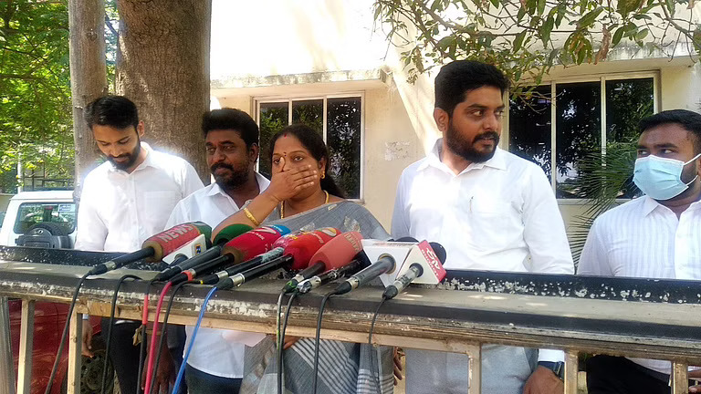 நான் சரவணபவன் ராஜகோபாலுக்கு சின்ன வீடு என்று சொல்வதா? – தடா ரஹீம் மீது போலீசில் ஜீவஜோதி புகார்!