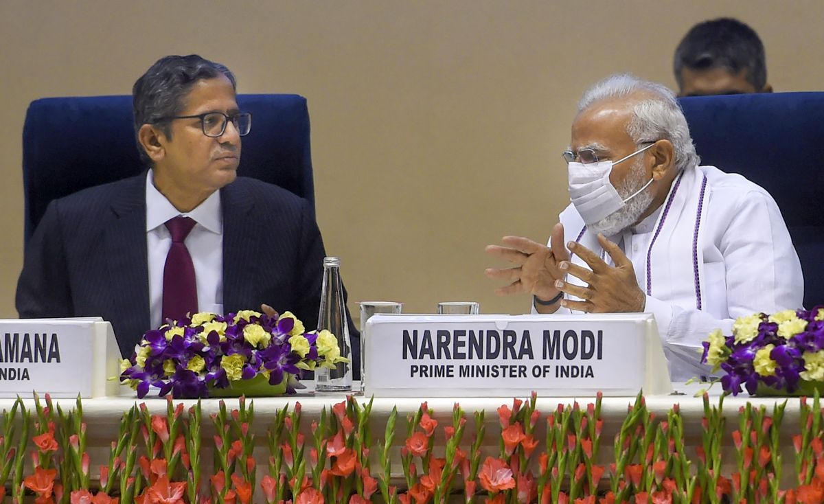 லோக்கல் லேங்குவேஜ் ப்ளீஸ் – ஜட்ஜூகள் மீட்டில் பிரதமர் மோடி!