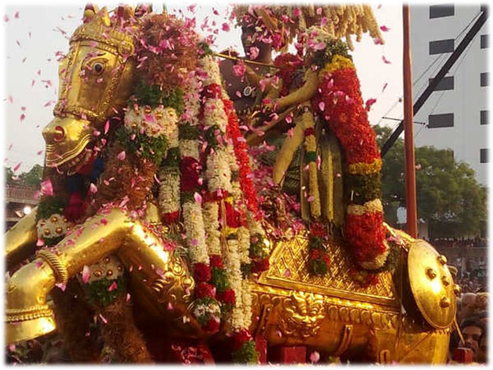 கள்ளழகர் எதிர்சேவையில் அடிக்கப்படும் தண்ணீரால் சாமி சிலை சேதாரம்!