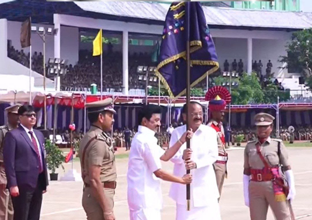 குடியரசுத் தலைவரின் சிறப்புக் கொடி வாங்கிய தமிழ்நாடு போலீஸ்- என்ன ஸ்பெஷல் – வீடியோ & விளக்கம்!