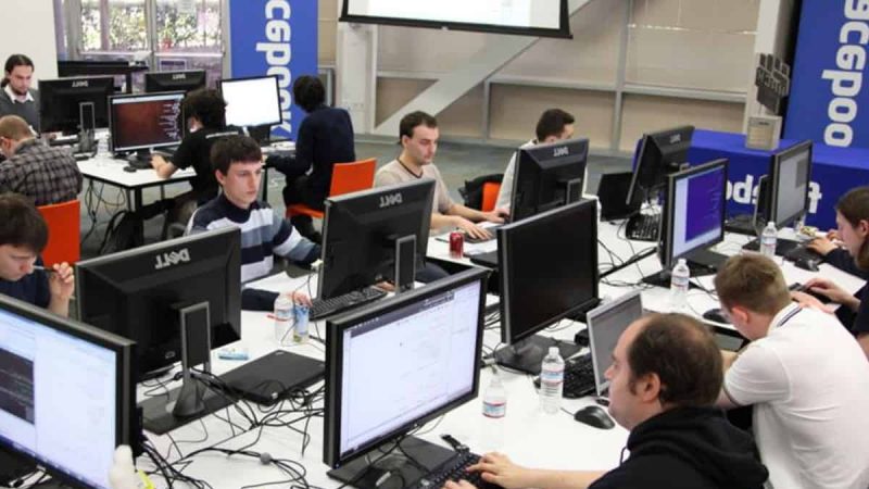 பேஸ்புக்கில் சுமார் 12,000 தொழிலாளர்களை பணி நீக்கம்?