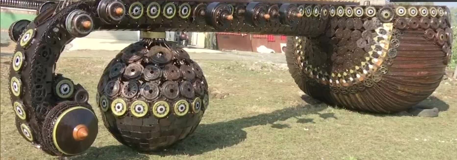 ம.பி: கழிவு பொருள்களில் இருந்து உருவாக்கிய பிரமாண்ட ‘ருத்ர வீணை’!