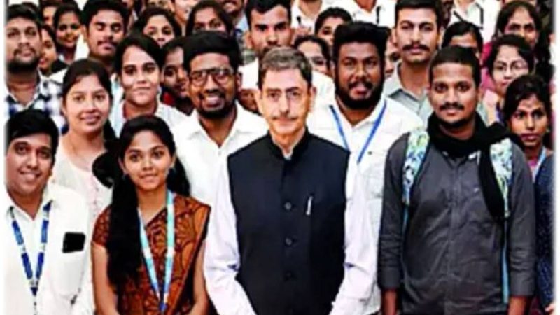 ஐ.ஏ எஸ் . தேர்வு எழுதப் போகும் மாணவர்கள், பாவம் அவர்களை விட்டு விடுங்கள் மிஸ்டர் ரவி!