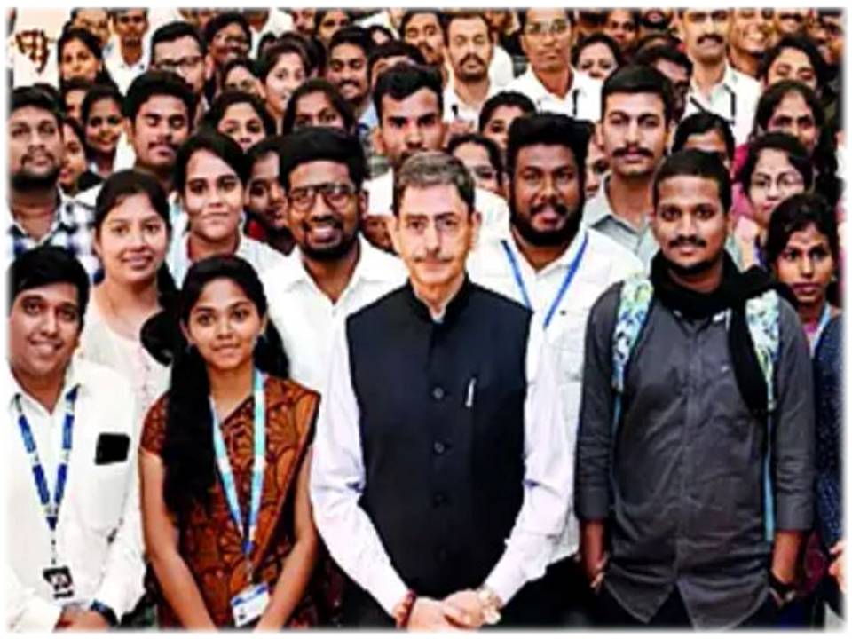 ஐ.ஏ எஸ் . தேர்வு எழுதப் போகும் மாணவர்கள், பாவம் அவர்களை விட்டு விடுங்கள் மிஸ்டர் ரவி!