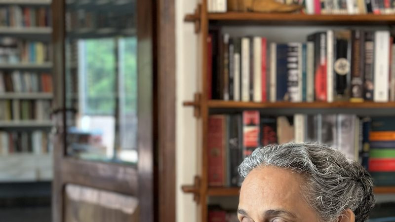 எழுத்தாளர் அருந்ததி ராய் -க்கு வாழ்நாள் சாதனை விருது!