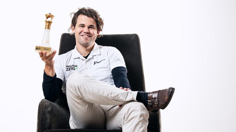 செஸ் உலகக்கோப்பை: பிரக்ஞானந்தாவை வீழ்த்தி மேக்னஸ் கார்ல்சன் சாம்பியன் பட்டம் வென்றார்.