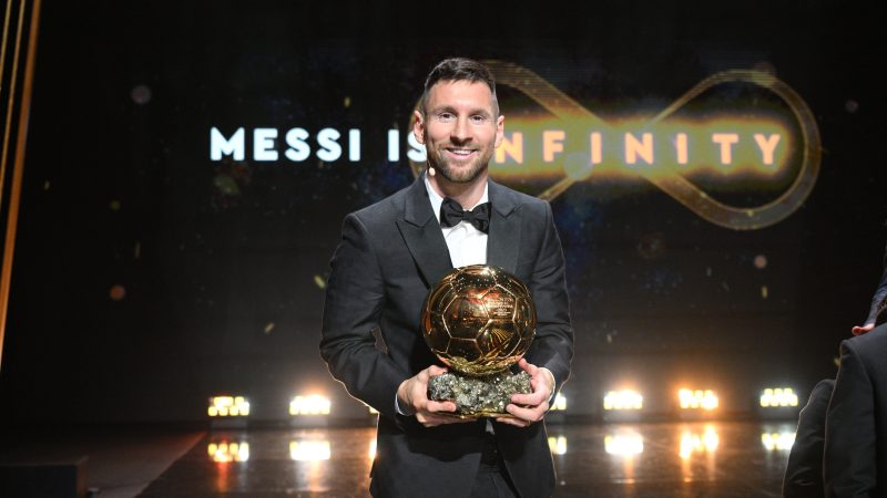 தங்கப் பந்து (Ballon d’Or)விருதை 8-ஆவது முறையாக வென்று சாதனை படைத்தார் மெஸ்ஸி