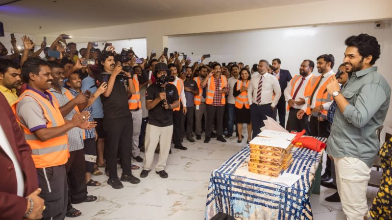 துபாயில் உள்ள தொழிலாளர் முகாமை பார்வையிட்ட முதல் நடிகர் கார்த்தி: தொழிலாளர்களுடன் சேர்ந்து தீபாவளி கொண்டாட்டம்!