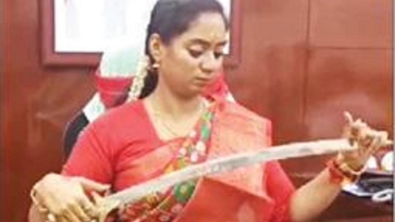 புதுச்சேரி முன்னாள் அமைச்சர் சந்திர பிரியங்கா தன் கணவர் மீது டிஜிபியிடம் புகார்!