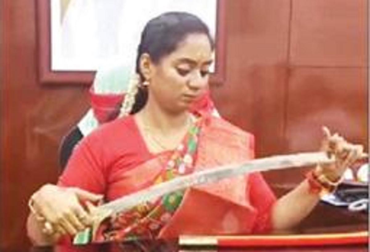 புதுச்சேரி முன்னாள் அமைச்சர் சந்திர பிரியங்கா தன் கணவர் மீது டிஜிபியிடம் புகார்!