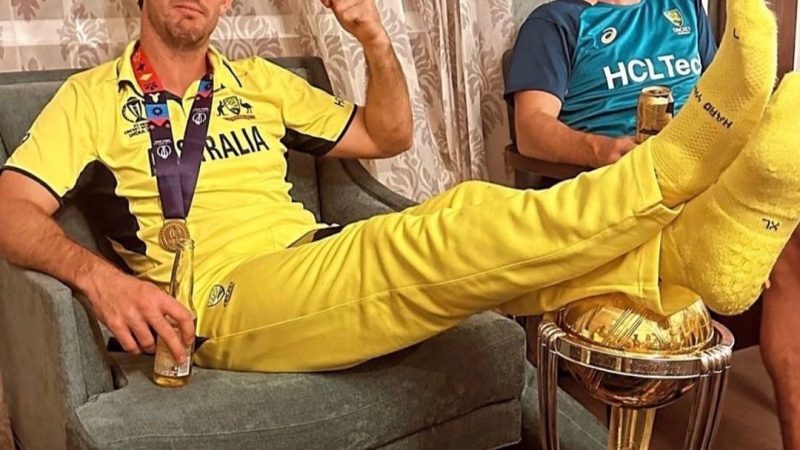 உலகக் கோப்பை மீது கால் வைத்து போஸ் கொடுத்த மிட்செல் மார்ஷ் மீது வழக்கு!