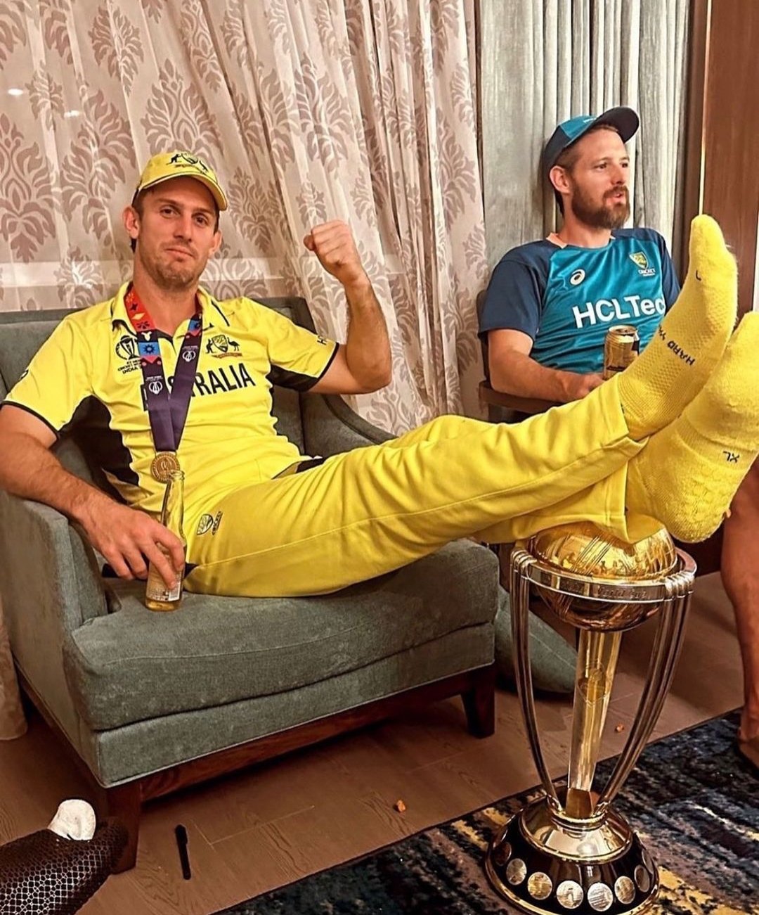 உலகக் கோப்பை மீது கால் வைத்து போஸ் கொடுத்த மிட்செல் மார்ஷ் மீது வழக்கு!