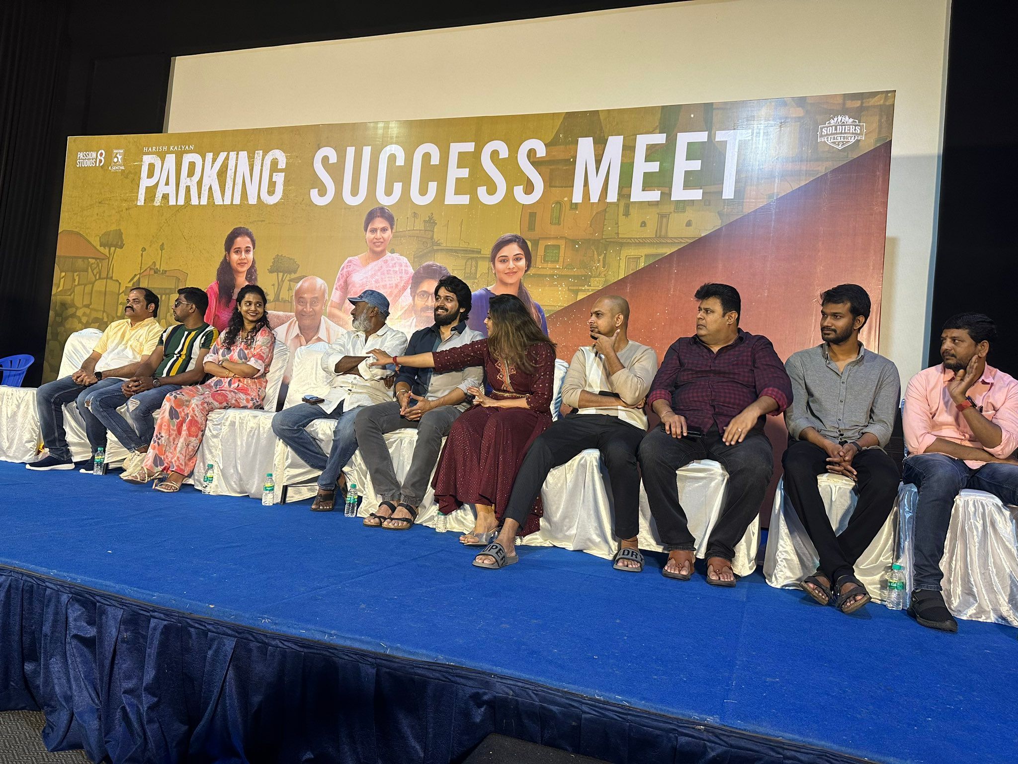 ’பார்க்கிங்’ பட சக்சஸ் மீட்டில் இயக்குநர் ராம்குமார் பாலகிருஷ்ணனுக்கு தங்க வளையம் அணிவித்த ஹரிஷ் கல்யாண்!