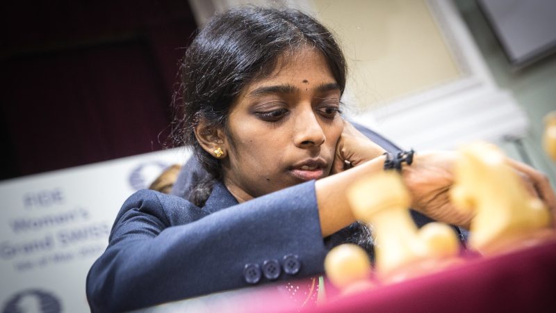 கிராண்ட் மாஸ்டர் பட்டம் பெற்ற முதல் தமிழக வீராங்கனை வைஷாலிக்கு பல தரப்பினரும் வாழ்த்து!