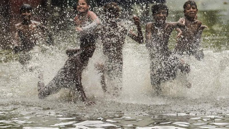மழை நீரில் ஆடிப்பாடி அந்த நீரை பருகுவது ஆரோக்கியம்!