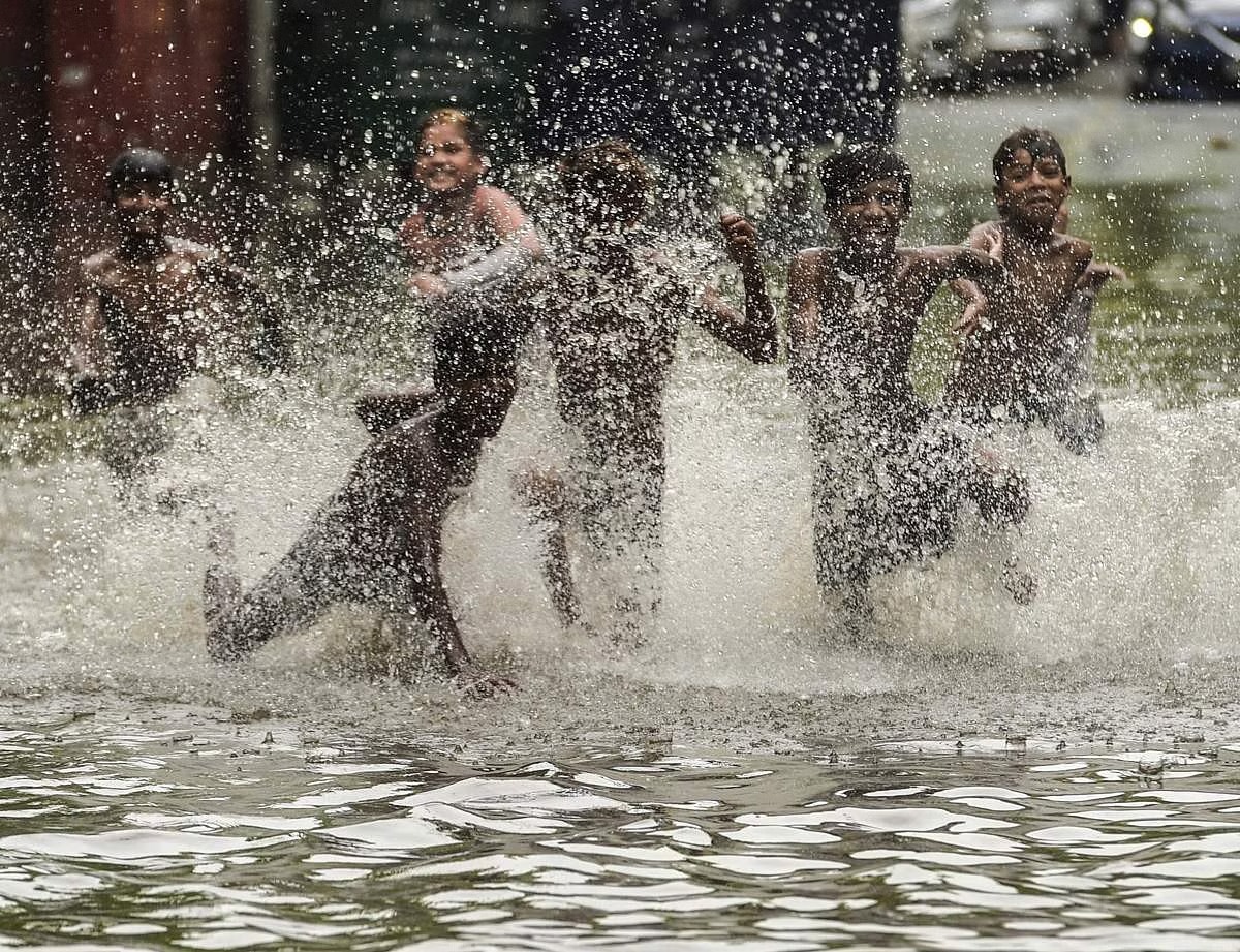 மழை நீரில் ஆடிப்பாடி அந்த நீரை பருகுவது ஆரோக்கியம்!