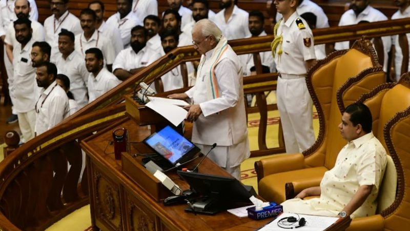 கேரள கவர்னர் உரை :1.17 நிமிடத்தில் நிறைவு செய்து அதிர்ச்சி!